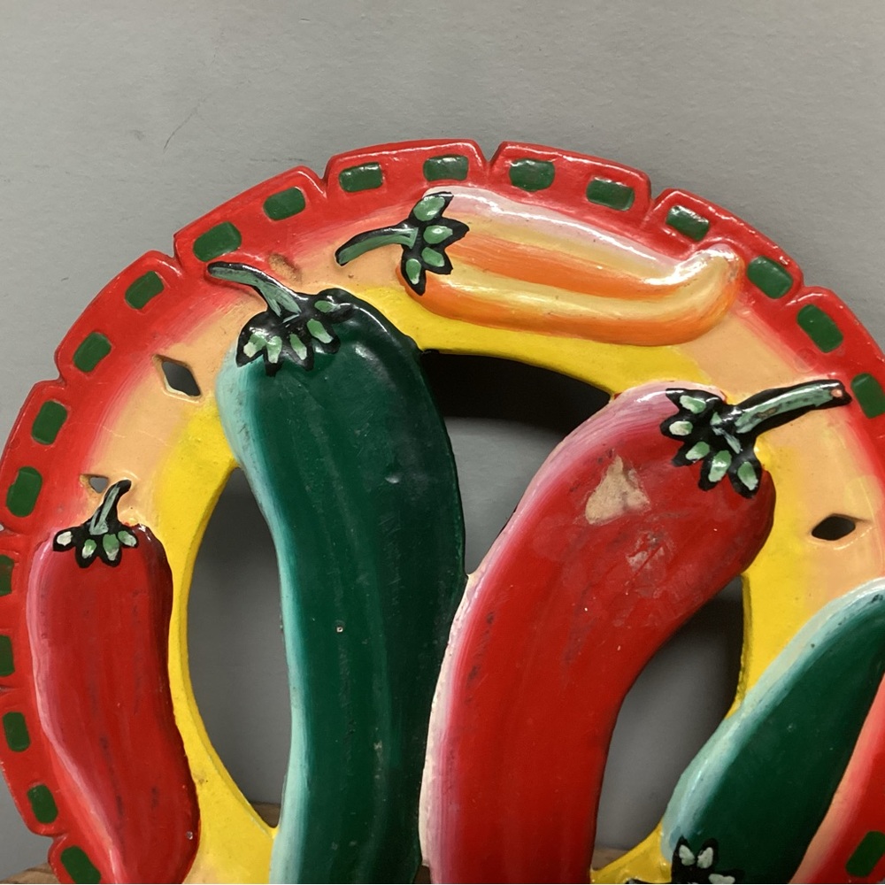 🔴 Vintage - Cast Iron Hot Chili Peppers Trivet - Crisp Clear Colors - Hang Ready - Picture 5 of 10